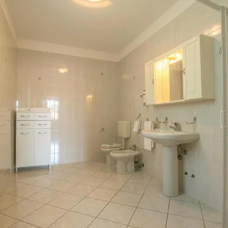 بيت للعطل 3 Bedroom Cozy In Albarella Ro *