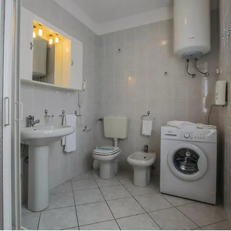 3 Bedroom Cozy In Albarella Ro بيت للعطل
