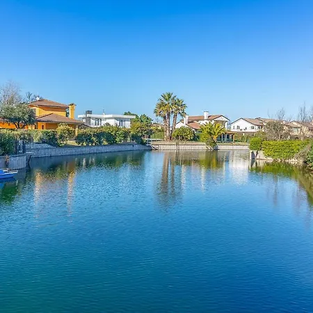 3 Bedroom Cozy In Albarella Ro Holiday home *
